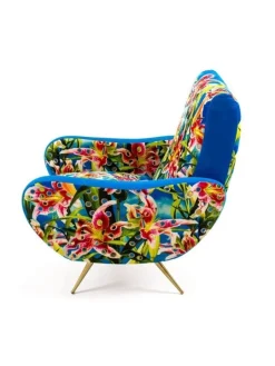 Armstoel flowers with holes