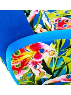 Armstoel flowers with holes