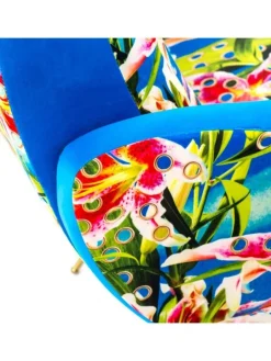 Armstoel flowers with holes