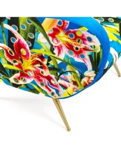 Armstoel flowers with holes