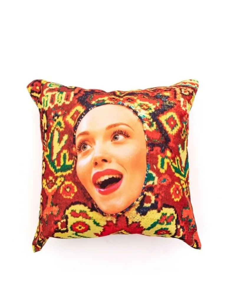 Lady on carpet ligbed - 16620