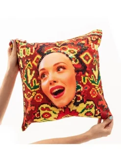 Lady on carpet ligbed - 16620